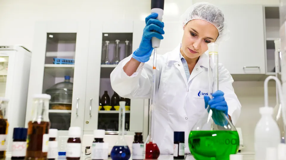 Specjalistka laboratorium Krynica Vitamin odmierza próbkę pipetą